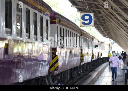 Bangkok, Thailand. 3rd Januar 2022. Bangkok Railway Station (Hua Lamphong), gab es Menschen, die das Gebäude und Bahnsteigebereiche besuchten, einschließlich derer, die während der Neujahrsferien reisten. (Bild: © Teera Noisakran/Pacific Press via ZUMA Press Wire) Stockfoto