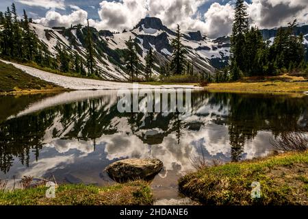 Ein heller Wintermorgen am Mount Baker in Washington, USA, mit den Hügeln, die sich in einem kleinen See spiegeln Stockfoto