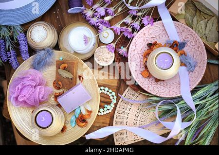 Flach Lay Spa Accessoires, handgemachte handgemachte Seife, frische Blumen, Bast, Kerzen, Badesalz usw. Holzkulisse Stockfoto