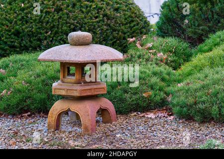 Keramik-Pagode im japanischen Garten. Stockfoto