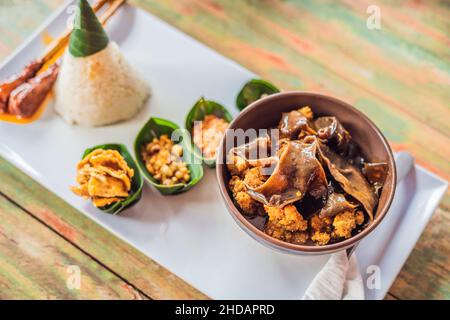 Lebensstil essen. Ein Gericht bestehend aus Reis, gebratener Fisch mit Holz Pilze und verschiedene Arten von Soßen Stockfoto