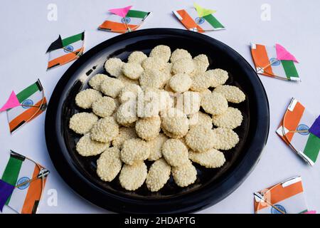 Rewadi süße weiße Sesamsamen indische Süßigkeiten, die im Januar in Indien im Winter gegessen werden. Indian republic Day Poster und Makar sankranti Thema mit til re Stockfoto