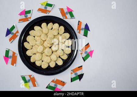 Rewadi süße weiße Sesamsamen indische Süßigkeiten, die im Januar in Indien im Winter gegessen werden. Indian republic Day Poster und Makar sankranti Thema mit til re Stockfoto