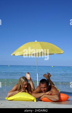 Paar liegt mit Schwimmflossen am Strand, Spanien, Balearen, Ibiza, Schwimmflossen, Stockfoto