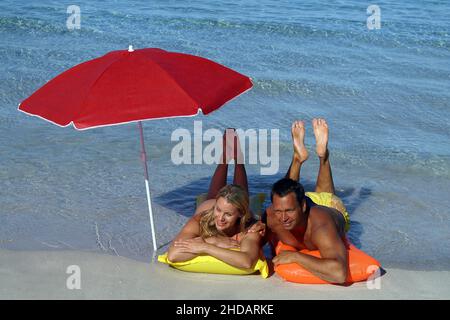 Paar liegt mit Schwimmflossen am Strand, Spanien, Balearen, Ibiza, Schwimmflossen, Stockfoto