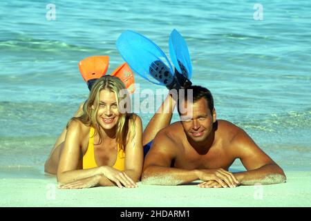 Paar liegt mit Schwimmflossen am Strand, Spanien, Balearen, Ibiza, Schwimmflossen, Stockfoto