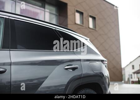 Seitenteil von grau stilvolle geprägte Auto Stockfoto