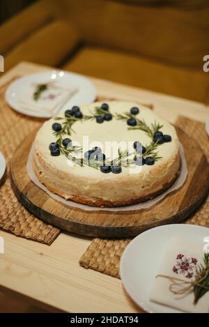 Käsekuchen mit Heidelbeere und einer Schicht Keks Stockfoto