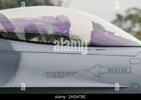 Chiayi, Chiayi, Taiwan. 5th Januar 2022. Ein Pilot in einem F-16V-Düsenjäger, der auf der Startbahn für ein Training zum Notstart auf dem Luftwaffenstützpunkt rollt, während das taiwanesische Militär vor dem chinesischen Neujahr eine Übung zur Verbesserung der Bereitschaftsplanung hält, inmitten steigender Bedrohungen aus China, Taiwan ist mit zunehmenden Bedrohungen aus Peking konfrontiert, darunter eine Rekordzahl von PLA-Kampfflugzeugen, die in seine ADIZ fliegen, während die USA mehr Waffenverkäufe nach Taipei genehmigt haben. (Bild: © Daniel Ceng Shou-Yi/ZUMA Press Wire) Bild: ZUMA Press, Inc./Alamy Live News Stockfoto