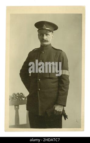 Postkarte eines Sonderkonstellers aus der Zeit WW1 (Specials) seine Polizeimütze weist darauf hin, dass er Mitglied der 'Metropolitan Special Constabulary' war. Er ist ein hübscher Mann mit einem „Schnurrbart am Lenker“. Aus den Studios von E. Van Trolga, Clapham oder Putney, London, Großbritannien. Ca. 1916 Stockfoto