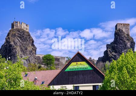 Blick auf das Schloss Trosky in seiner malerischen ländlichen Umgebung in Rovensko pod Troskami, Böhmisches Paradies (Cesky Raj), Kralovehradecky kraj, Tschechische Republik. Stockfoto