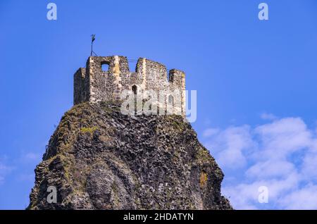 Blick auf die Überreste eines der Zwillingstürme der Burg Trosky in ihrer malerischen ländlichen Umgebung in Rovensko pod Troskami, Böhmisches Paradies, Tschechien. Stockfoto