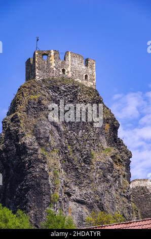 Blick auf die Überreste eines der Zwillingstürme der Burg Trosky in ihrer malerischen ländlichen Umgebung in Rovensko pod Troskami, Böhmisches Paradies, Tschechien. Stockfoto