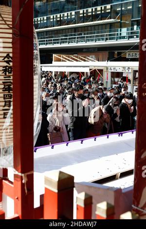 Tokio, Japan. 5th Januar 2022. Japanische Arbeiter beten im Kanda Myojin-Schrein für ein neues Jahr des Glücks und des Erfolgs im Geschäft. Viele Unternehmen schicken am 4. Und 5. Januar, den ersten Arbeitstagen des Jahres, Arbeiter in den Schrein, um für das Glück im Geschäft zu beten. (Bild: © Rodrigo Reyes Marin/ZUMA Press Wire) Stockfoto