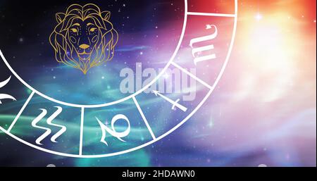 Zusammensetzung des sternzeichens löwe Symbol im drehenden Tierkreisrad über glühenden Sternen Stockfoto