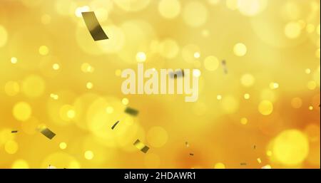 Bild von Goldkonfetti und weißen und gelben Bokeh Flecken von hellen Flecken auf dunkelgelben Hintergrund Stockfoto