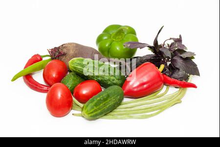 Gemüsegurken, Tomaten, Rüben, auf weißem Hintergrund Stockfoto