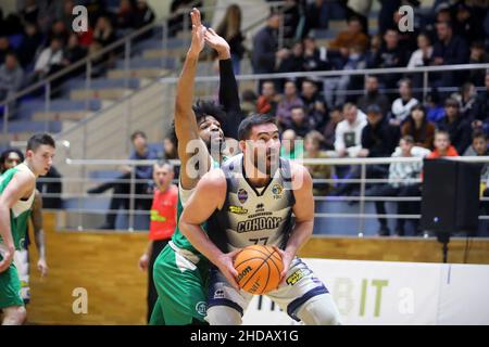 KHARKIV, UKRAINE - 4. JANUAR 2022 - der Swingman Dmytro Gliebov (vorne) von BC Kharkivski Sokoly und ein Spieler von BC Khimik sind während der U in Aktion zu sehen Stockfoto