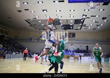 KHARKIV, UKRAINE - 4. JANUAR 2022 - Spieler von BC Kharkivski Sokoly (weißes Kit) und BC Khimik (grünes Kit) werden während der ukrainischen Bas in Aktion gesehen Stockfoto