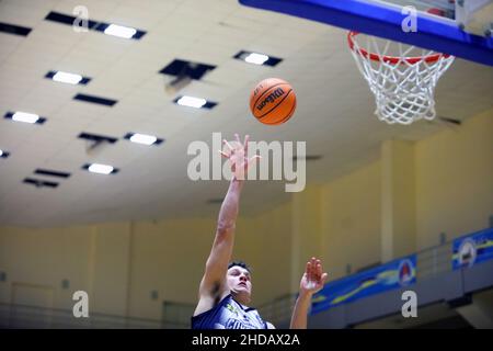 KHARKIV, UKRAINE - 4. JANUAR 2022 - Ein Spieler von BC Kharkivski Sokoly versucht, während der ukrainischen Basketball-Cup-Runde von 16 Spiel gegen B zu Punkten Stockfoto