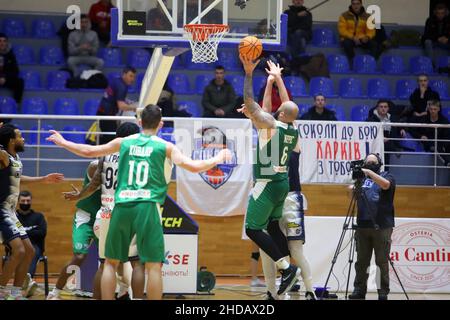 KHARKIV, UKRAINE - 4. JANUAR 2022 - der Stürmer Dominic Morris (R) von BC Khimik punktet während der Ukrainischen Basketball-Cup-Runde von 16 gegen BC KH Stockfoto