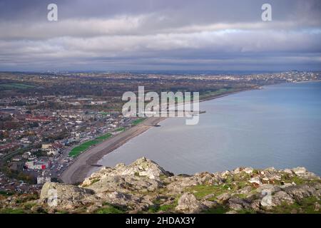 Luftaufnahme der Küstenstadt Bray, Irland Stockfoto