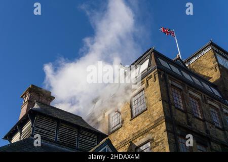 Außenansicht der Hook Norton Brauerei, einem familiengeführten Unternehmen, das in einem alten viktorianischen Gebäude in Hook Norton, Oxfordshire, Großbritannien, untergebracht ist Stockfoto