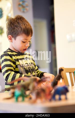 Jungen spielen mit Spielzeug Dinosaurier Stockfoto