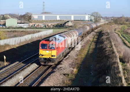 DB Cargo Class 60 Diesellokomotive Nummer 60001 bei tiefem Wintersonnenstand bei der Arbeit einer Lindsey Ölraffinerie zum Kingsbury Oil Terminal Tanklagerzug Stockfoto