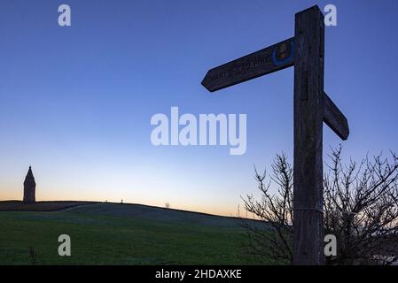 Der Gedenkturm auf dem Hartshead Pike, einem Hügel in Tameside im Großraum Manchester, wurde ursprünglich 1751 erbaut. Stockfoto