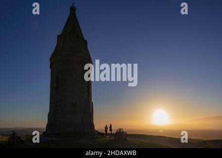 Der Gedenkturm auf dem Hartshead Pike, einem Hügel in Tameside im Großraum Manchester, wurde ursprünglich 1751 erbaut. Stockfoto