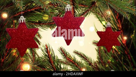 Bild von Lichtflecken über tannenbaum Rahmen mit Sternen Stockfoto