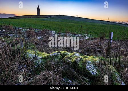 Der Gedenkturm auf dem Hartshead Pike, einem Hügel in Tameside im Großraum Manchester, wurde ursprünglich 1751 erbaut. Stockfoto