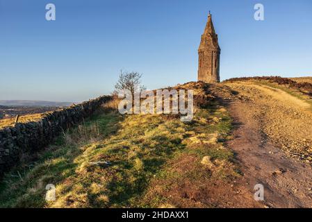 Der Gedenkturm auf dem Hartshead Pike, einem Hügel in Tameside im Großraum Manchester, wurde ursprünglich 1751 erbaut. Stockfoto