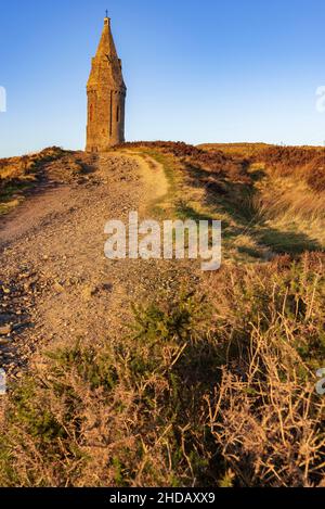 Der Gedenkturm auf dem Hartshead Pike, einem Hügel in Tameside im Großraum Manchester, wurde ursprünglich 1751 erbaut. Stockfoto