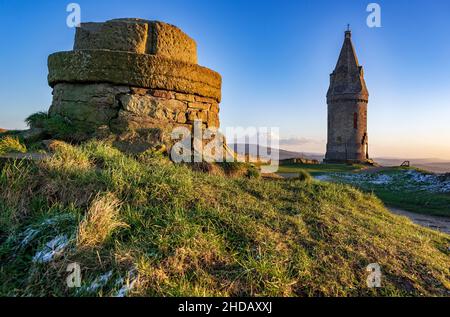 Der Gedenkturm auf dem Hartshead Pike, einem Hügel in Tameside im Großraum Manchester, wurde ursprünglich 1751 erbaut. Stockfoto