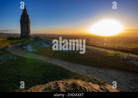 Der Gedenkturm auf dem Hartshead Pike, einem Hügel in Tameside im Großraum Manchester, wurde ursprünglich 1751 erbaut. Stockfoto