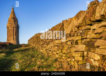 Der Gedenkturm auf dem Hartshead Pike, einem Hügel in Tameside im Großraum Manchester, wurde ursprünglich 1751 erbaut. Stockfoto