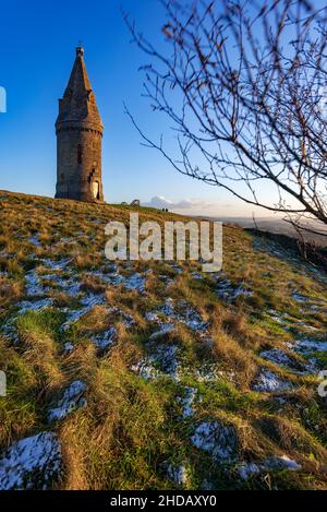 Der Gedenkturm auf dem Hartshead Pike, einem Hügel in Tameside im Großraum Manchester, wurde ursprünglich 1751 erbaut. Stockfoto