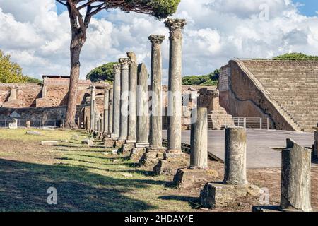 Ein eindrucksvollsten Blick in die Vergangenheit im antiken römischen Theater im Dorf Ostia Antica, einer gut erhaltenen archäologischen Ausgrabung, Ruinen in architektonischer Architektur Stockfoto