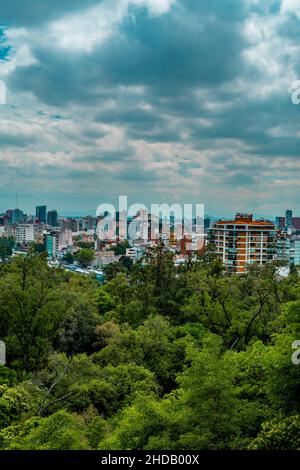 Panoramablick auf die Skyline der Innenstadt von Mexiko-Stadt von der Burg Chapultepec aus gesehen an einem düsteren Tag Stockfoto