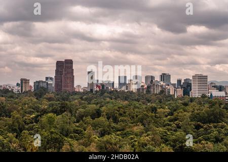 Panoramablick auf die Skyline der Innenstadt von Mexiko-Stadt von der Burg Chapultepec aus gesehen an einem düsteren Tag Stockfoto