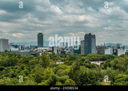 Panoramablick auf die Skyline der Innenstadt von Mexiko-Stadt von der Burg Chapultepec aus gesehen an einem düsteren Tag Stockfoto