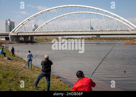 Nur-Sultan,Kasachstan - 05-02-2017:Menschen, die im Fluss Ishim fischen Stockfoto