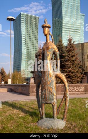 Nur Sultan, Kasachstan - 05-03-2017:Moderne Skulpturenansicht mit Wolkenkratzern in nur Sultan, der Hauptstadt von Kasachstan Stockfoto