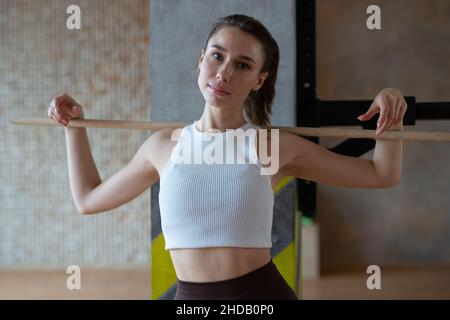 Fit Frau mit einem Stock bereit zu trainieren. Stockfoto