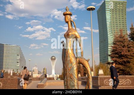 Nur Sultan, Kasachstan - 05-03-2017:Moderne Skulpturenansicht mit Wolkenkratzern in nur Sultan, der Hauptstadt von Kasachstan Stockfoto