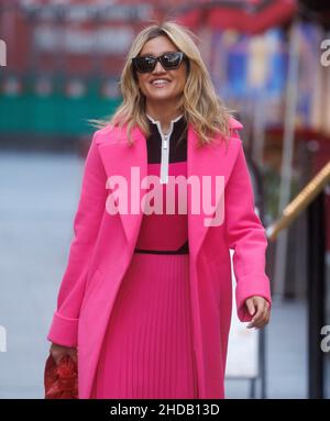 London, Großbritannien. 05th Januar 2022. Ashley Roberts verlässt die Büros von Global Radio, nachdem sie ihre Radiosendung präsentiert hat. Kredit: Mark Thomas/Alamy Live Nachrichten Stockfoto