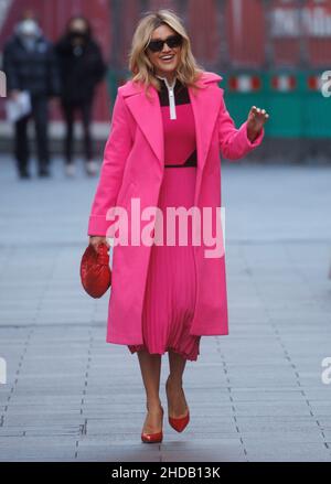 London, Großbritannien. 05th Januar 2022. Ashley Roberts verlässt die Büros von Global Radio, nachdem sie ihre Radiosendung präsentiert hat. Kredit: Mark Thomas/Alamy Live Nachrichten Stockfoto