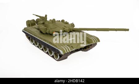 Nahaufnahme eines auf weißem Hintergrund isolierten Miniatur-Panzers T-72 mit sowjetischem/russischem Hauptkampf Stockfoto